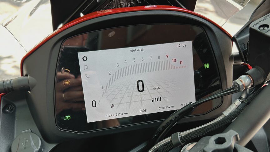 Con una imponente pantalla de salpicadero TFT de 7 pulgadas, obtendrás una visión completa y nítida de toda la información esencial, ya sea para tus emocionantes viajes o para deslizarte por el tráfico urbano.