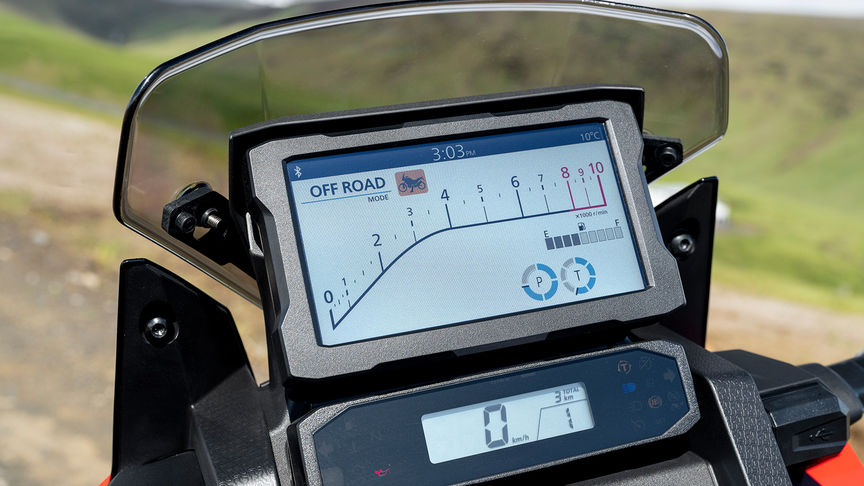 Control es lo que te ofrece la Africa Twin y, en su corazón, una unidad de medición inercial (IMU) de 6 ejes controla la motocicleta al frenar, entrar en curvas y acelerar. Y esto da como resultado una gestión precisa de la HSTC de 7 niveles, así como el control de tres niveles de Wheelie Control and Cornering ABS Tienes cuatro modos de conducción predeterminados: URBAN, TOUR, GRAVEL y OFF-ROAD, además de dos opciones de usuario personalizadas para ajustar la moto a las condiciones de la carretera